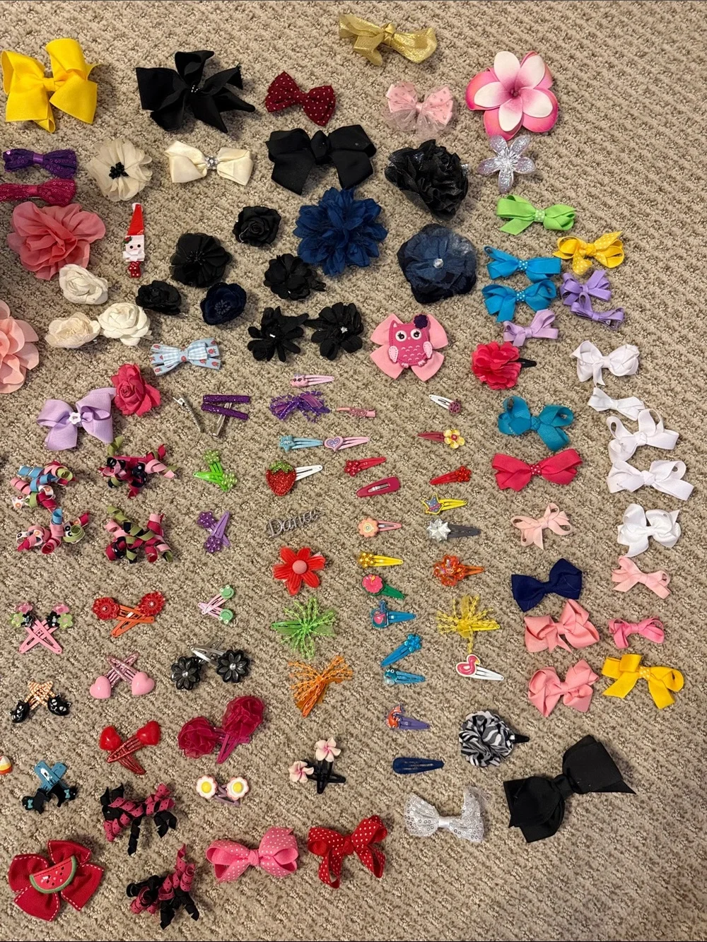 Huge lot of Girls hair bows barrettes clips Gymboree flowers holidays etc